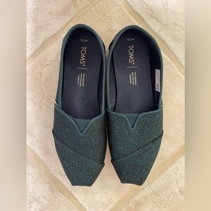 Festive Green Sparkle Toms. Size 7.5